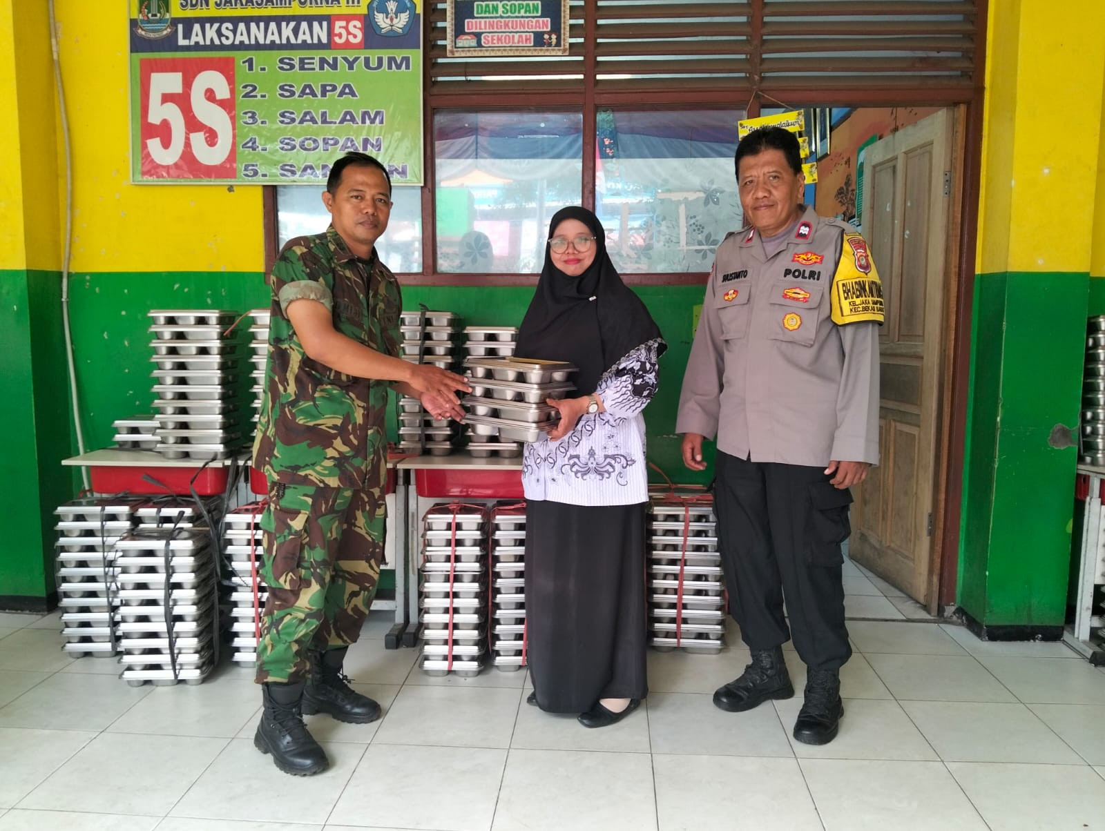 Sinergi TNI - Polri Kawal Pendistribusian Makanan Bergizi Gratis untuk Ribuan Warga Jakasampurna