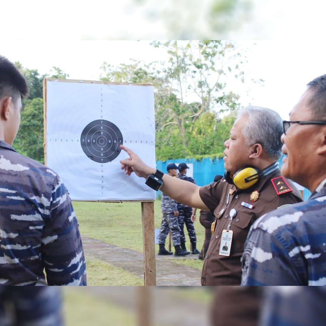 Sinergi Antara TNI Angkatan Laut dan Kejaksaan di Wilayah Nias Diperkuat Melalui Kegiatan Latihan Menembak Bersama
