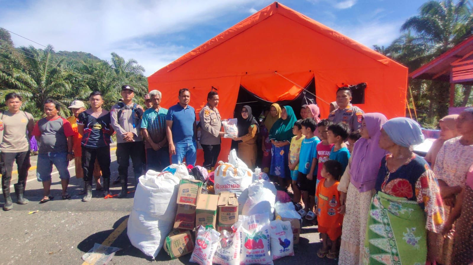 Polres Tapanuli Selatan Salurkan Bantuan Sosial untuk Korban Bencana Alam di Kelurahan Reniate