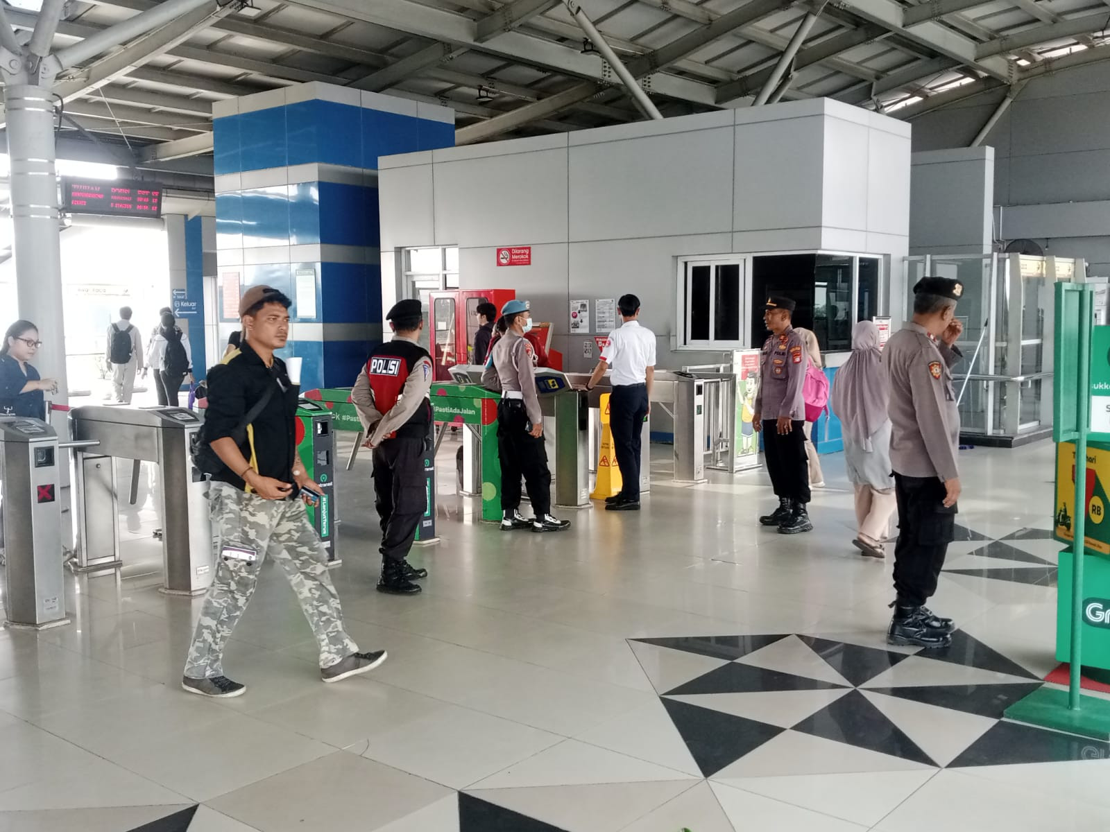 Polsek Bekasi Barat Gelar Pengamanan dan Penyekatan Massa Anarko