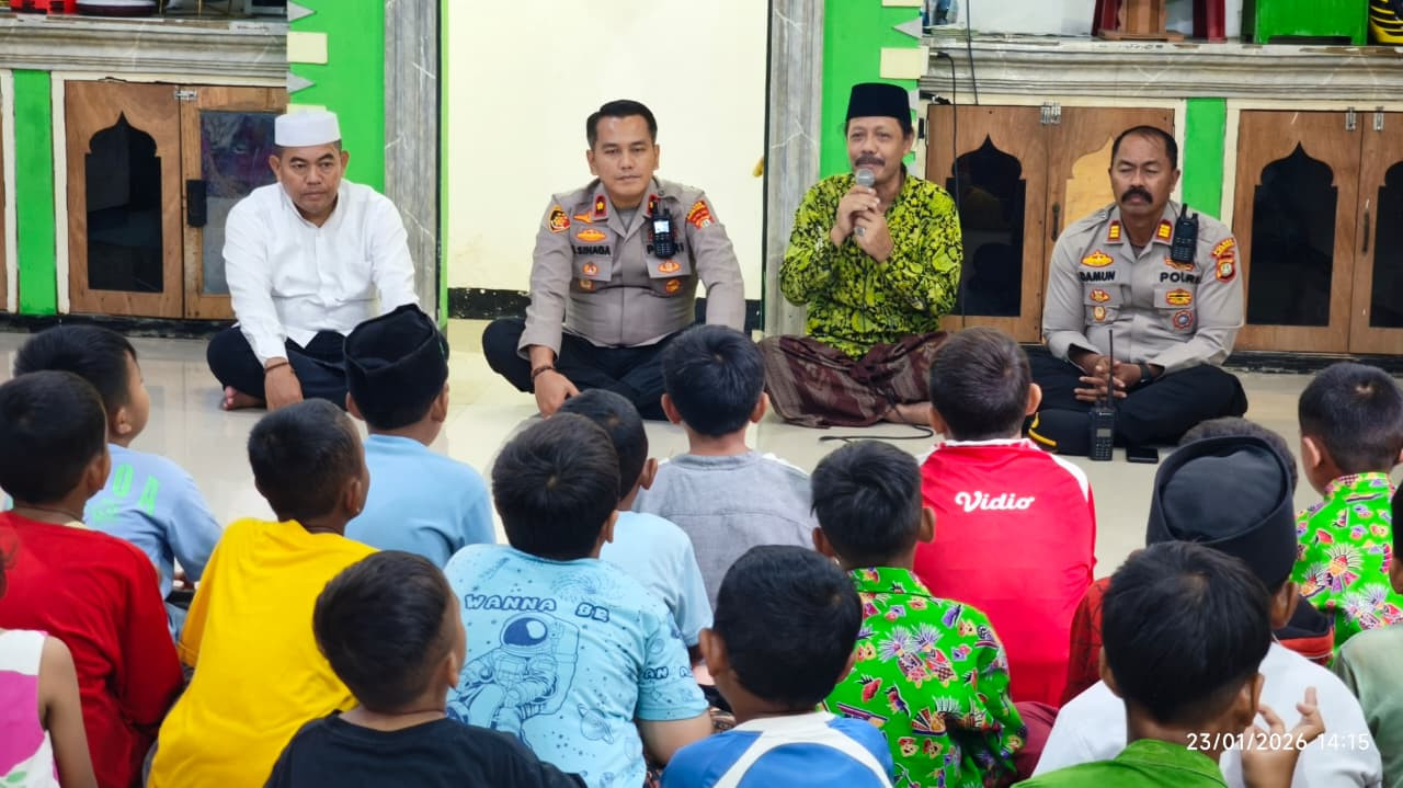 Sentuhan Humanis Polisi, Kapolsek Pademangan Berbagi dengan Anak Yatim Piatu di Kampung Muka