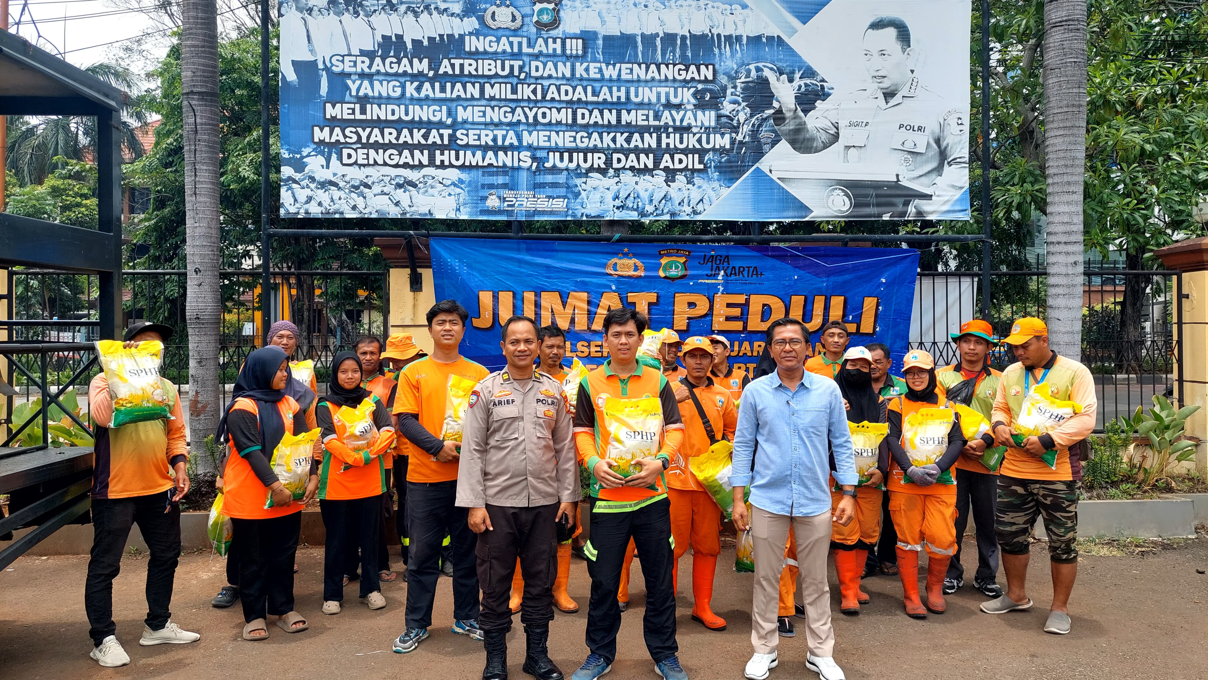 Polsek Metro Penjaringan Gelar Program Jum’at Peduli, Apresiasi PPSU dan Badan Air