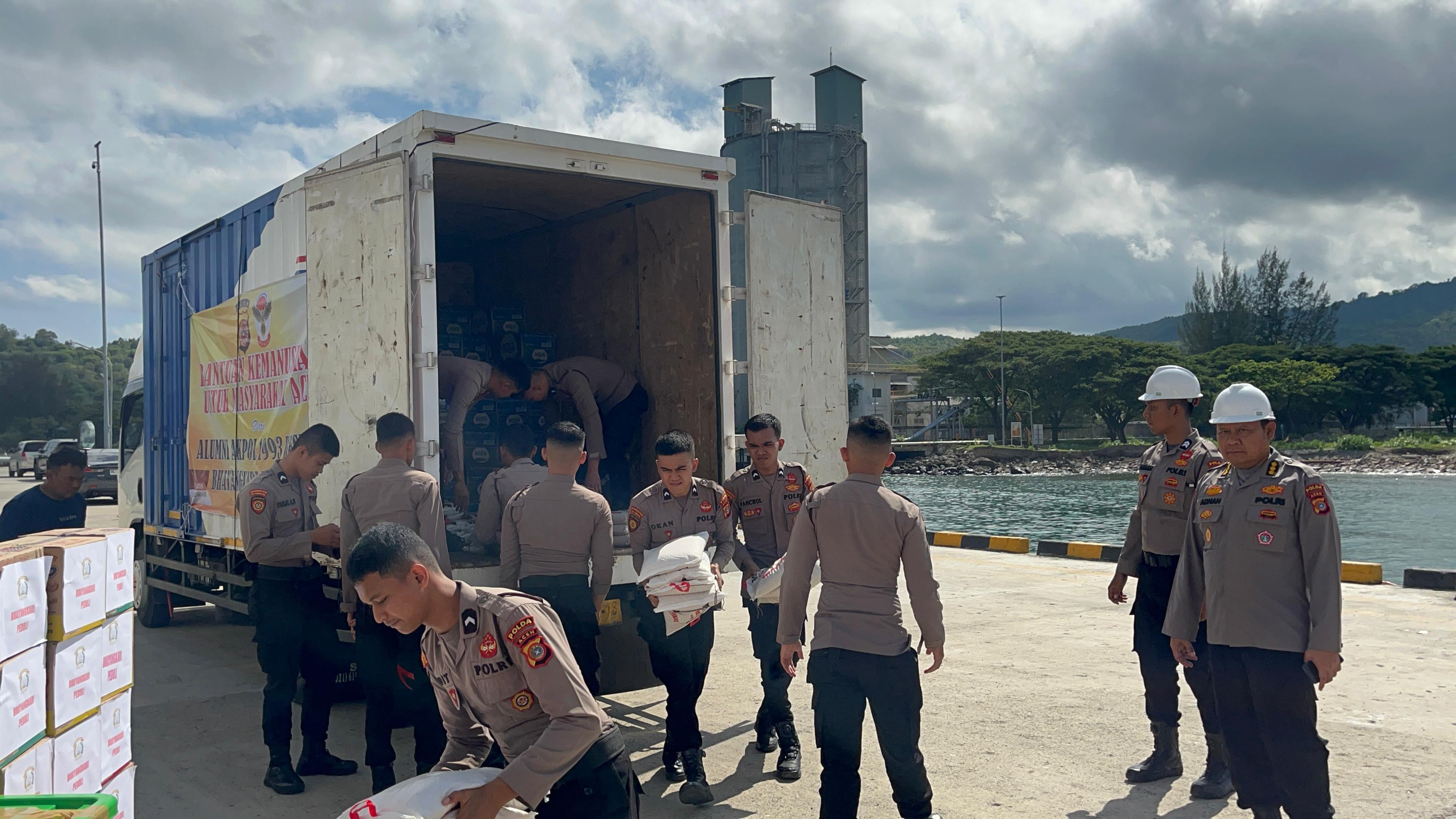 Polda Aceh Kembali Kirim Bantuan Sembako dan BKO Personel Untuk Bantu Masyarakat Terdampak Banjir di Langsa dan Aceh Tamiang