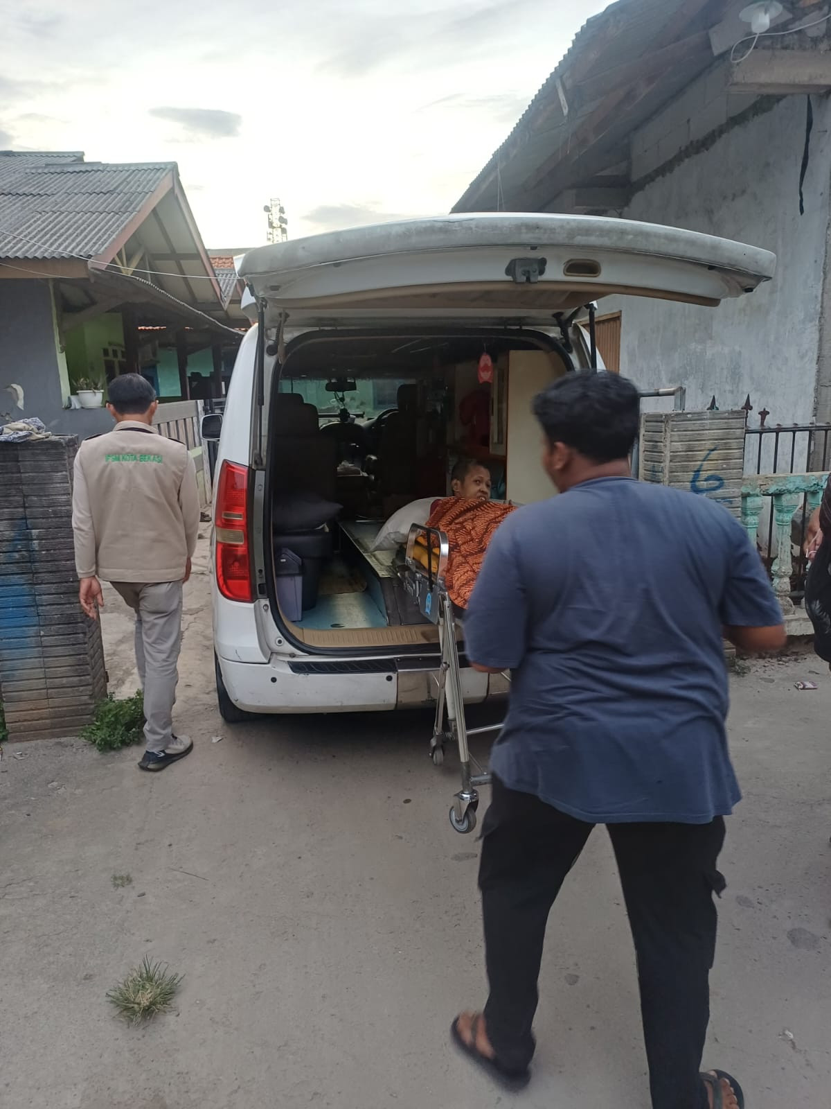 Kapolsek Bekasi Barat Berkoordinasi dengan Dinas Sosial untuk Bantu Warga Lumpuh Layu