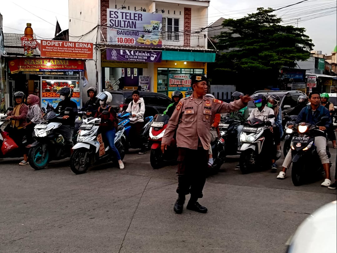Bentuk Pengabdian Polri, Hadir Melayani di Titik Kemacetan Pagi Hari
