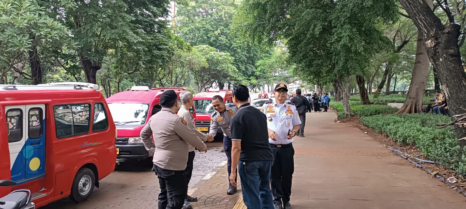 Polisi dan Dishub Kawal Keberangkatan Massa KWK ke Balai Kota Jakarta