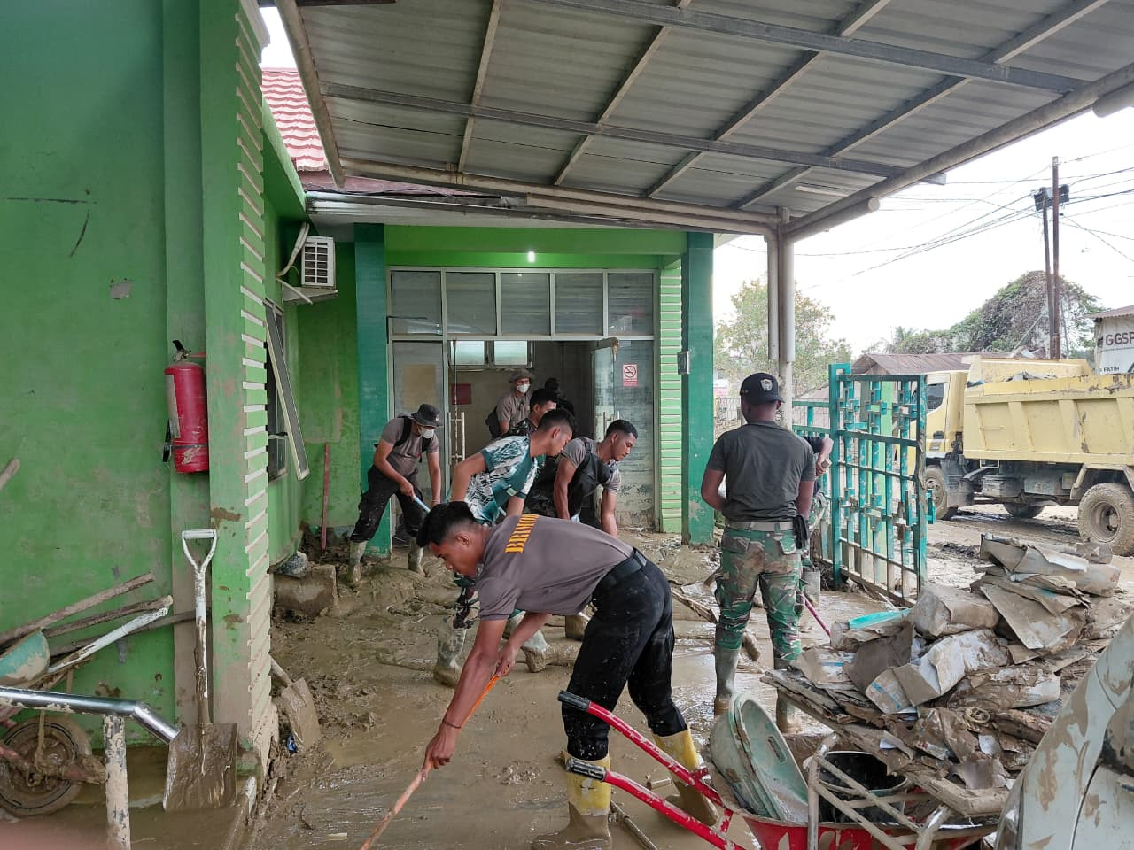 Sinergitas TNI–Polri Bersihkan Puskesmas Kuala Simpang Pasca Banjir