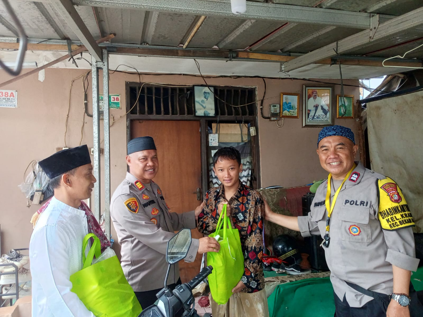 Jumat Berkah Awal Tahun Kapolsek Bekasi Barat Berikan Sembako Ke Warga Kranji