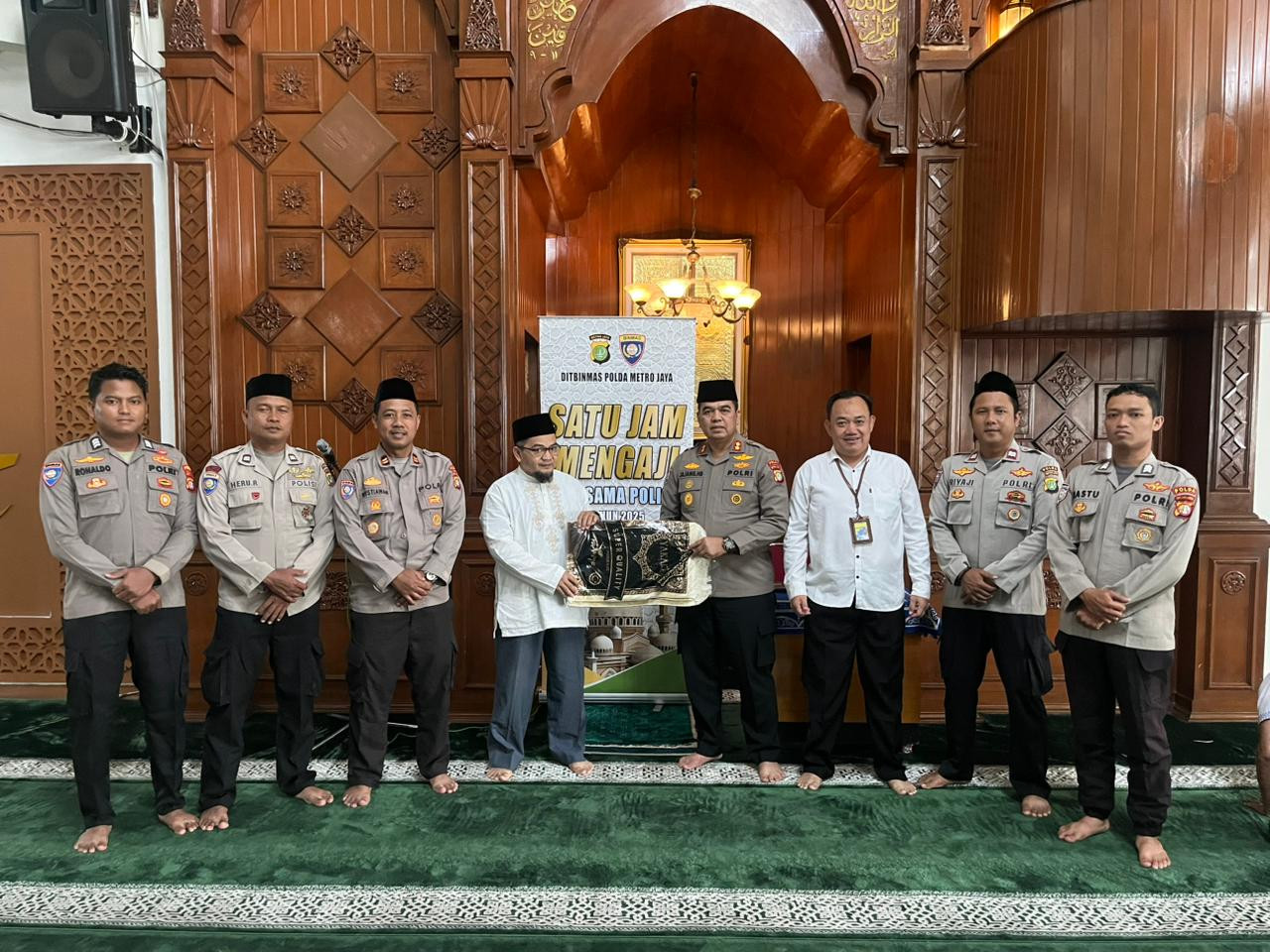 Ditbinmas Polda Metro Jaya Gelar Satu Jam Mengaji Bersama Polisi di Masjid Baitul Lathief Kemnaker