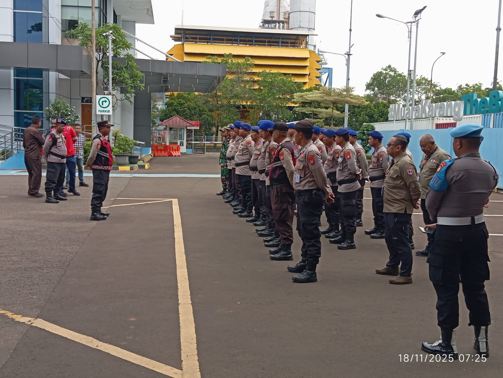 Polisi Terapkan Pengamanan Ketat,  Aksi Greenpeace di Perairan PLTGU Muara Karang Berjalan Kondusif