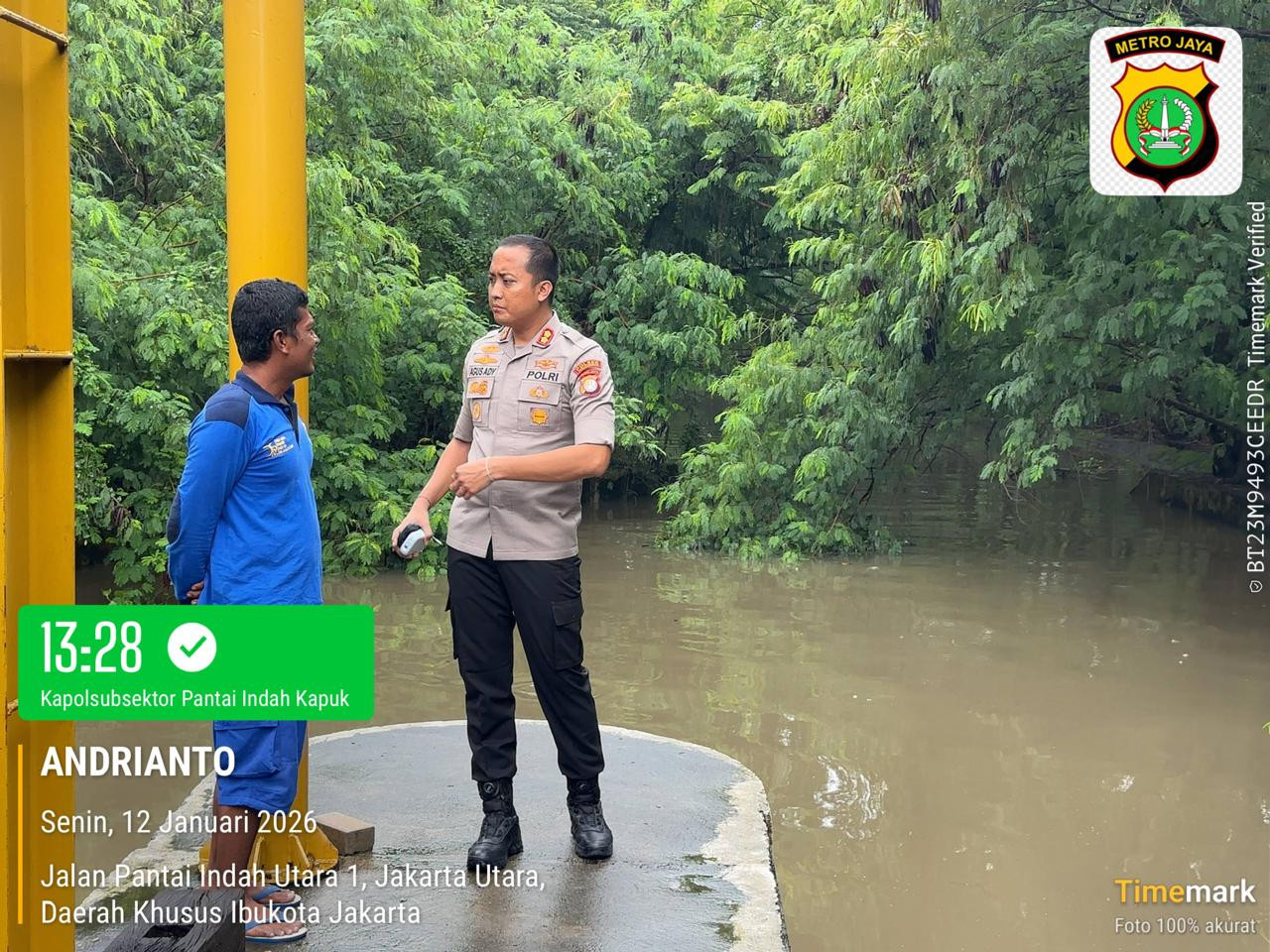 Kapolsek Metro Penjaringan Monitoring Genangan Air, Sejumlah Ruas Jalan Terendam hingga 60 Cm
