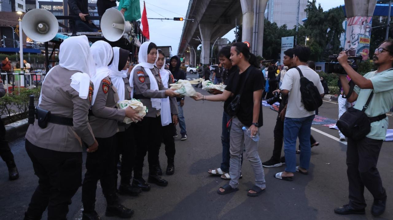 Sejukkan Ramadhan, Polda Metro Jaya Kedepankan Pendekatan Humanis dan Tim Sholawat dalam Pelayanan Penyampaian Aspirasi Mahasiswa