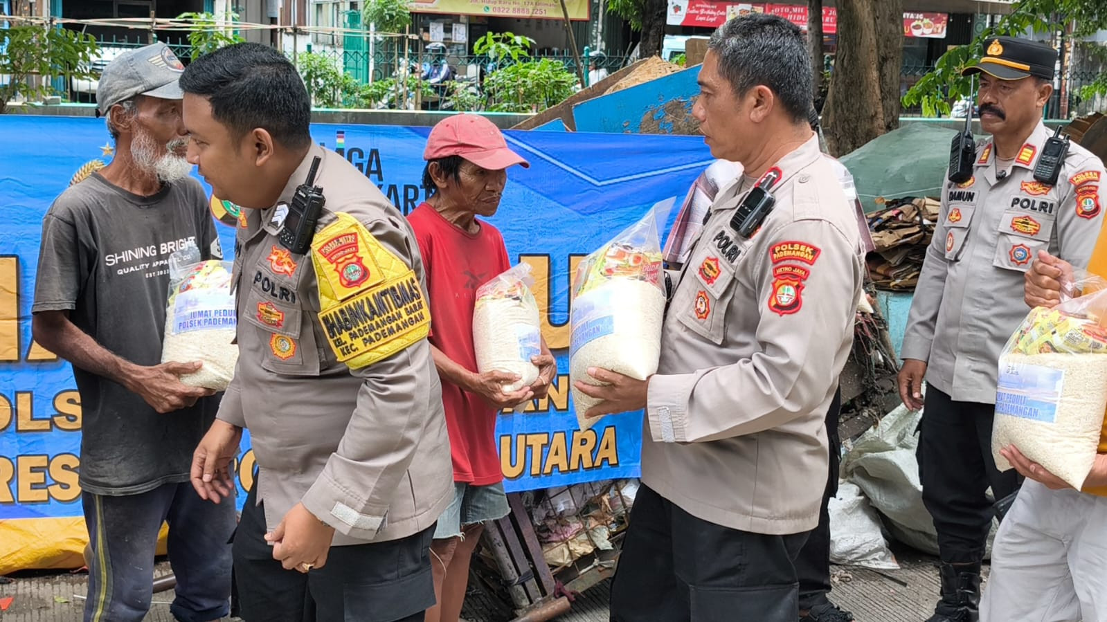 Polisi Bagikan Sembako di TPA Pademangan Barat Lewat Program Jumat Peduli