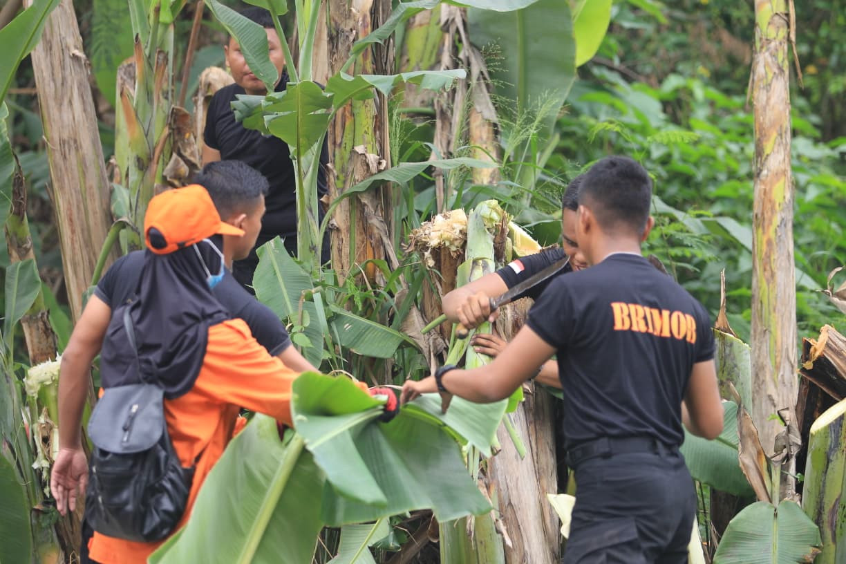 Brimob Polda Metro Jaya Gelar Jumat Berkah berbagi dengan warga dan kerja bakti bersama masyarakat