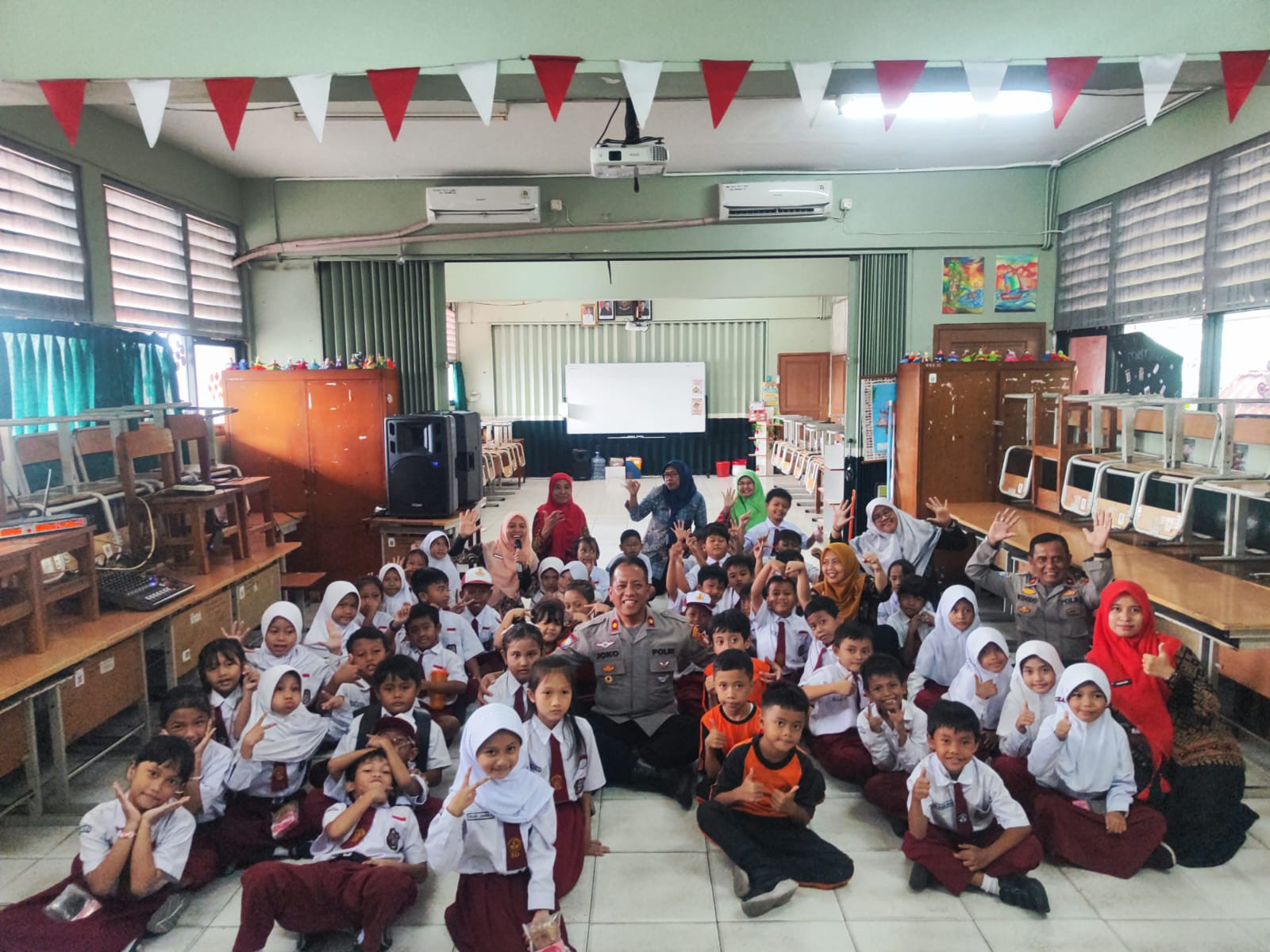 Sat Binmas Polres Metro Jakarta Utara Melaksanakan Kegiatan Polisi Sahabat Anak di SDN 03 Warakas