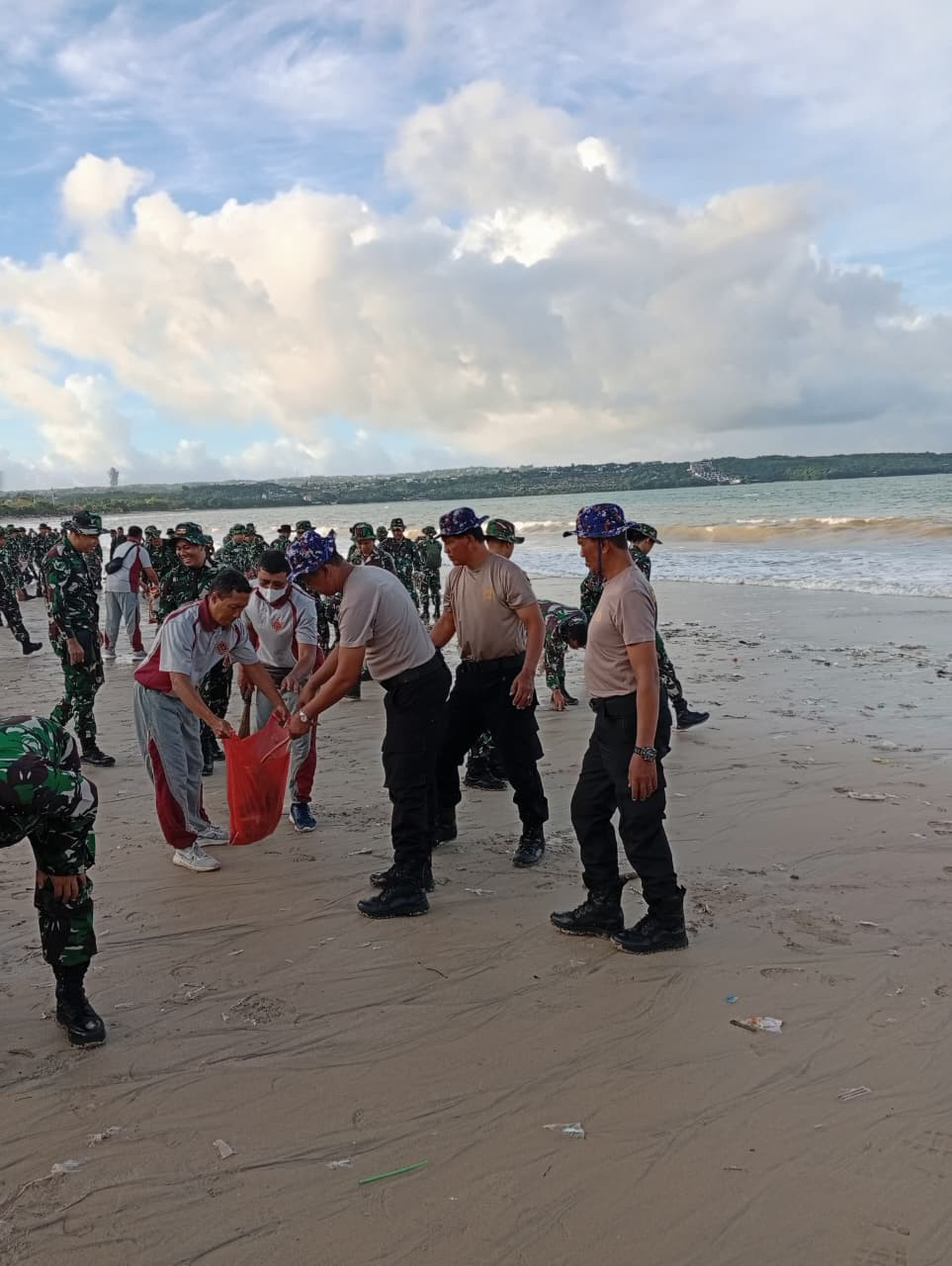 Polda Bali bersama TNI dan Masyarakat Gelar Karya Bakti Pembersihan Pantai Kedonganan dan Kuta