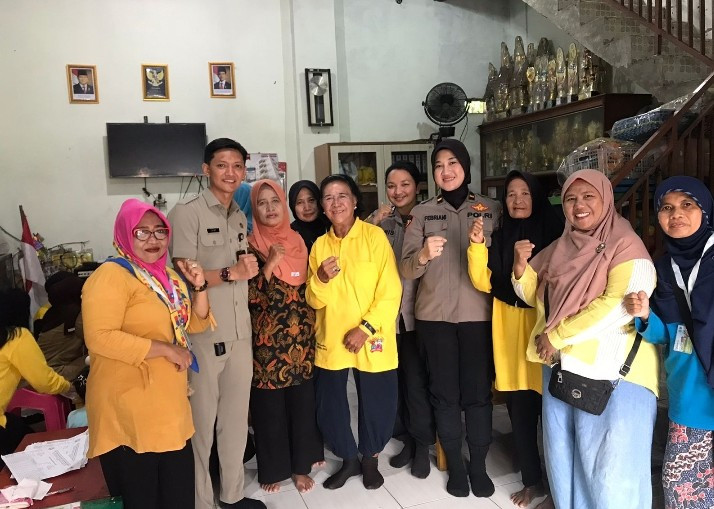 Polwan Polres Metro Jakarta Utara Gelar Program "Jaga Jakarta - Jaga Warga": Dampingi Posyandu Anak di Semper Timur