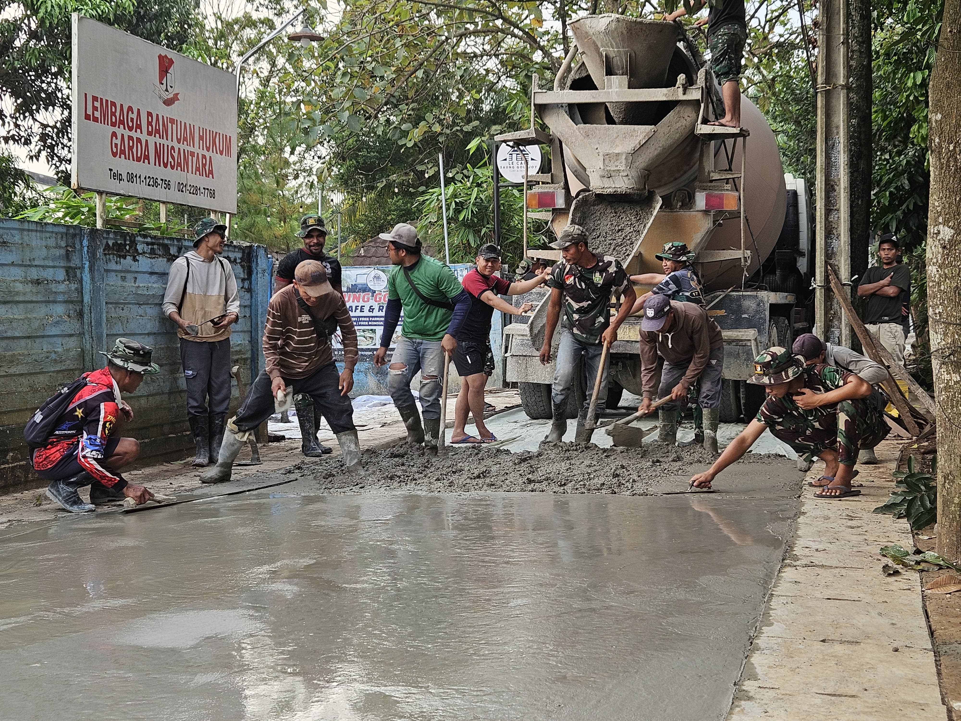 Siang Malam Dikebut, Pengecoran Jalan Simin Gaer di Kelurahan Jatirangga Terus Dipacu Demi Kepentingan Warga