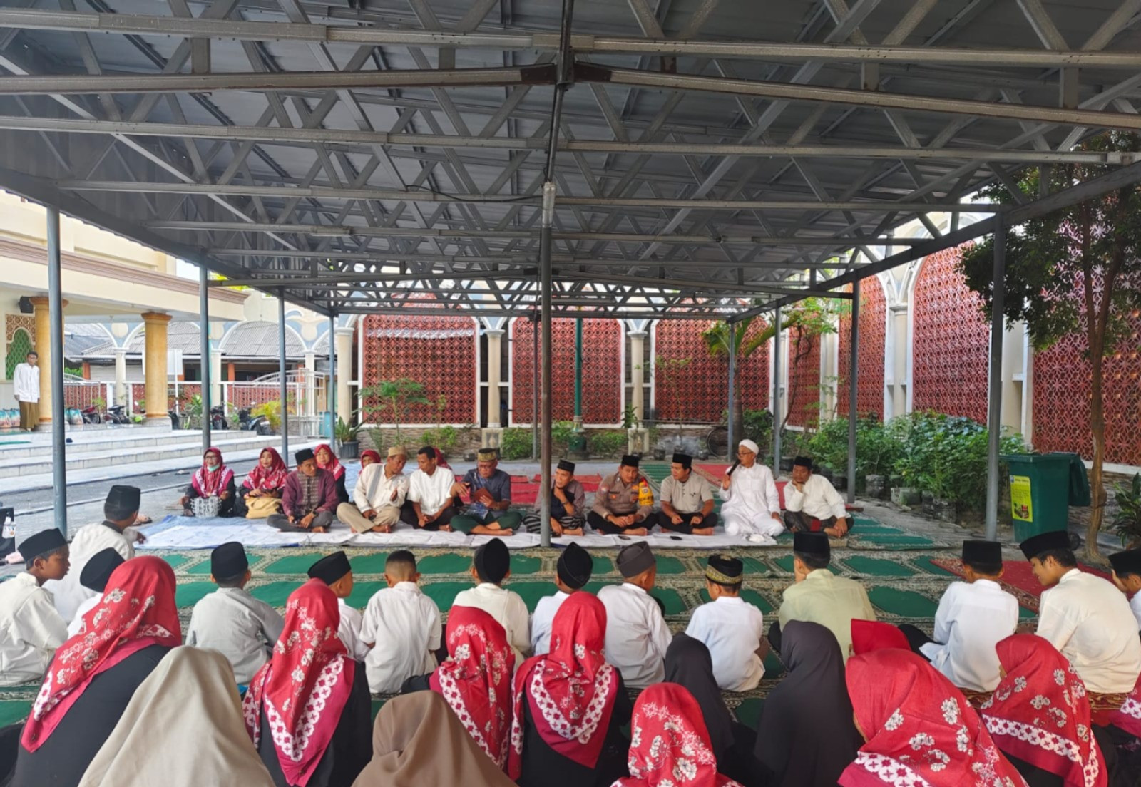 Kebersamaan di Bulan Ramadhan, Polsek Kepulauan Seribu Selatan Buka Puasa Bersama dan Santunan 53 Anak Yatim Digelar di Pulau Tidung