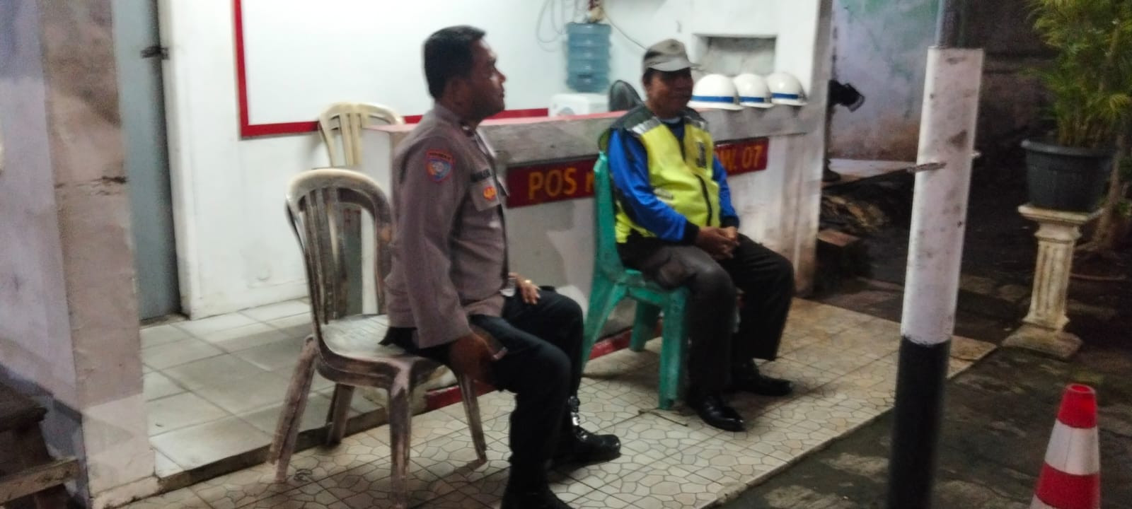 Cegah Gangguan Kamtibmas Malam Hari, Bhabinkamtibmas Polsek Jatiasih Sambangi Pos Keamanan Perumahan AL Jatirasa