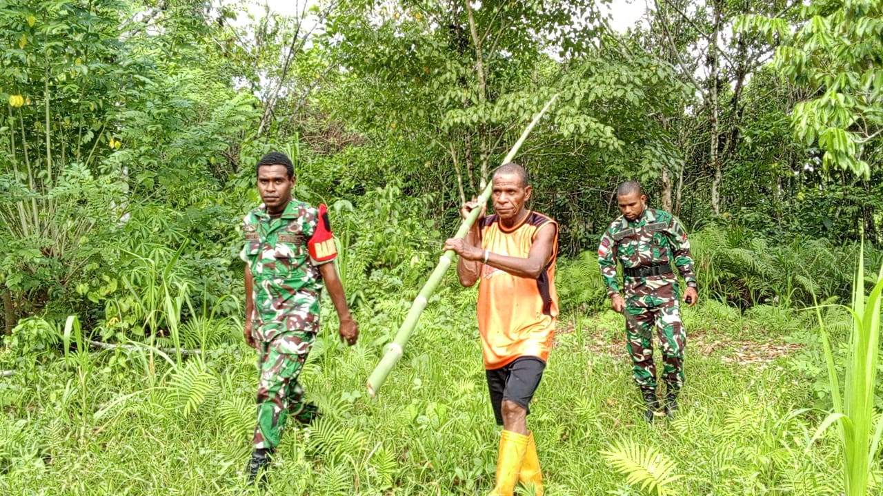 Semangat Kemerdekaan Berkibar di Kampung Sesor, Satgas TMMD Ke-129 Kodim 1807/Sorong Selatan Pasang Bendera Merah Putih
