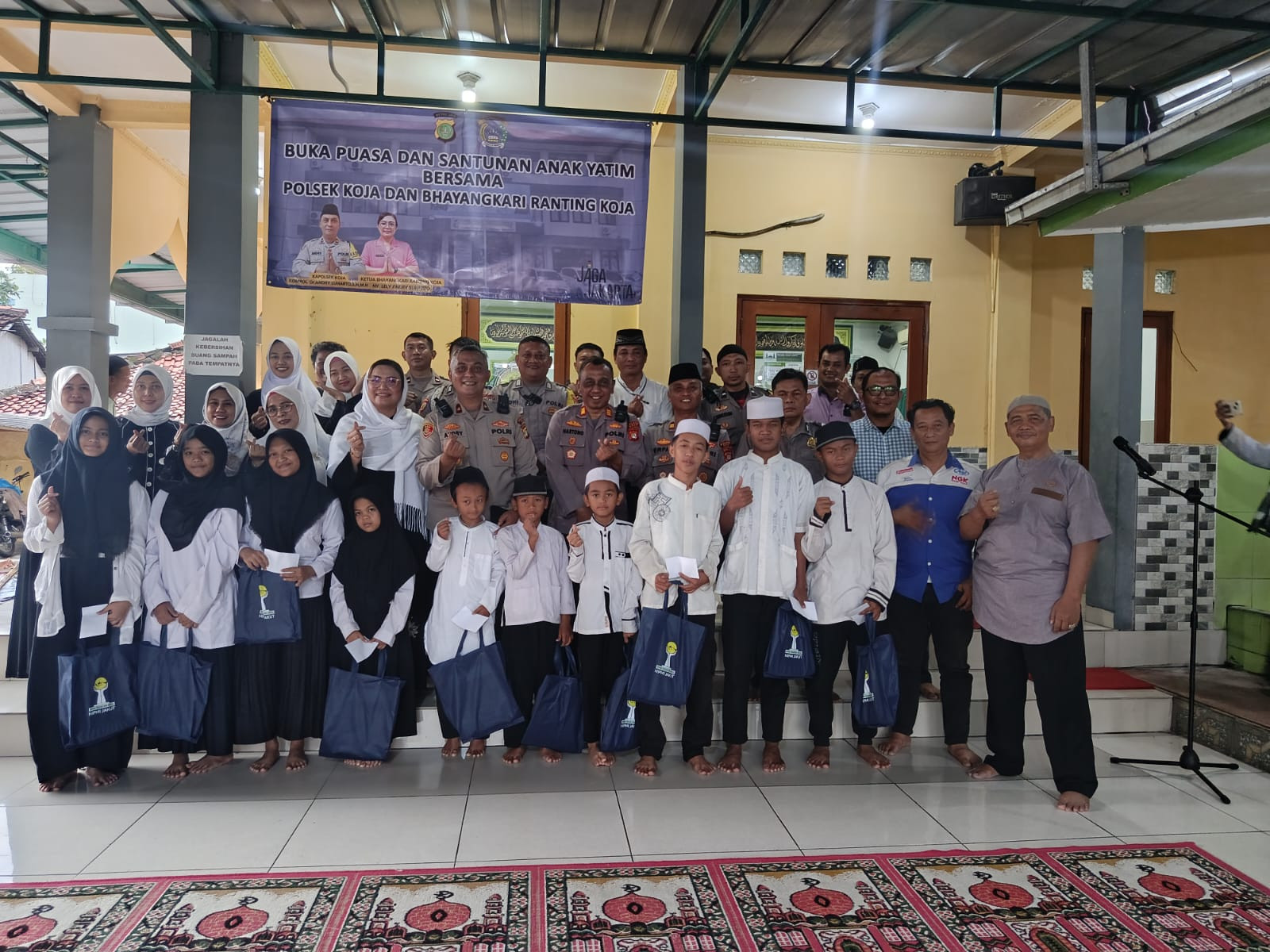 Polsek Koja Gelar Buka Puasa Bersama dan Santuni Anak Yatim di Masjid Baitul Harisin