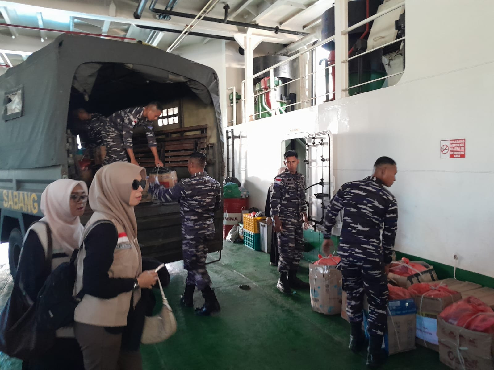 Lanal Sabang Distribusikan Bantuan Korban Banjir Ke Desa Panteu Loong Bireuen