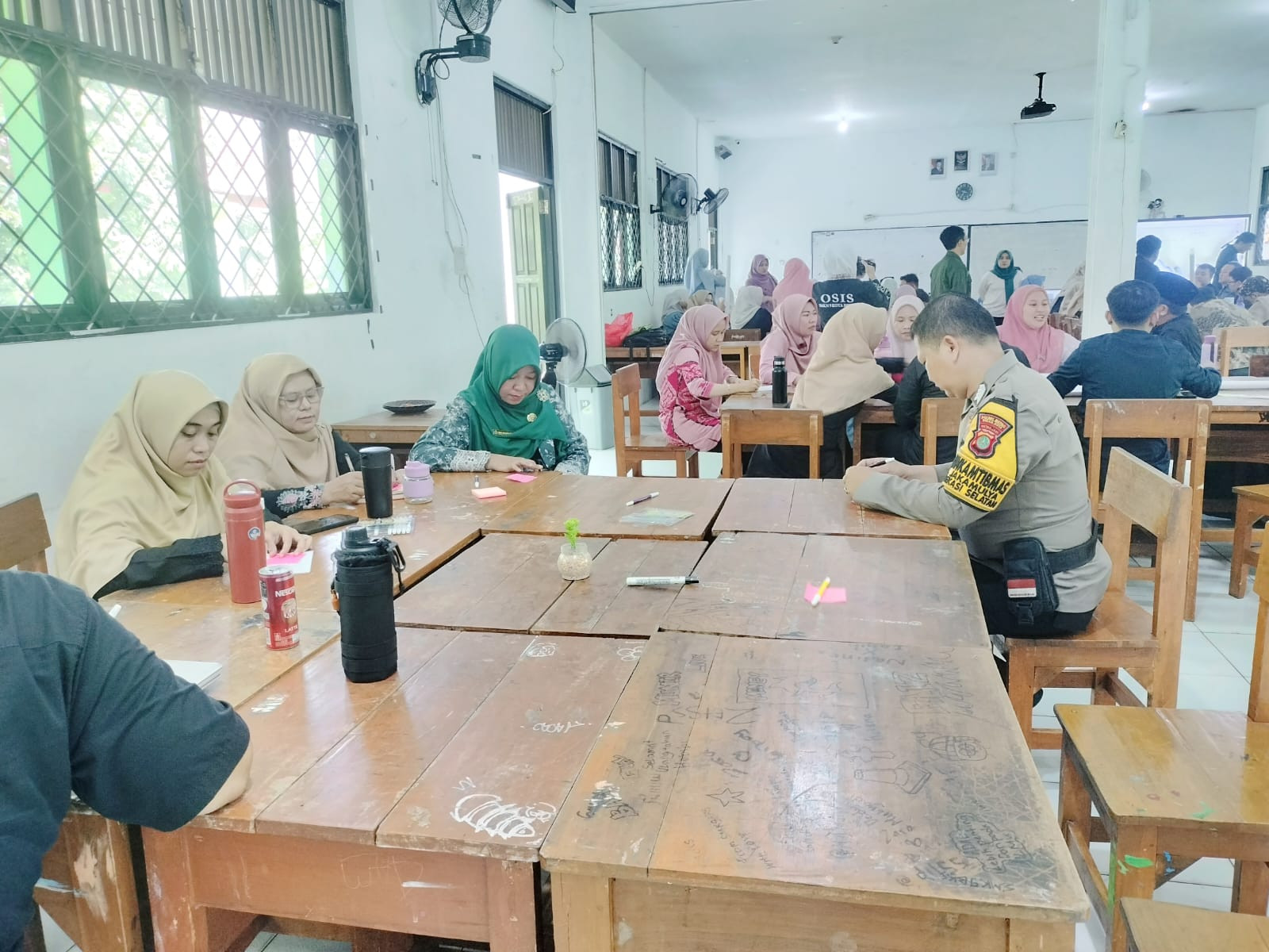 Tanamkan Karakter Panca Waluya, Bhabinkamtibmas Jakamulya Edukasi Guru dan Siswa SMKN 9 Bekasi