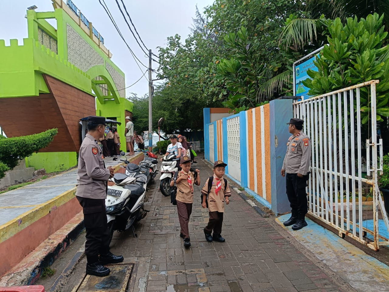 Polsek Kepulauan Seribu Selatan Gelar Patroli Jalan Kaki di Pulau Tidung, Antisipasi 3C dan Cegah Bullying