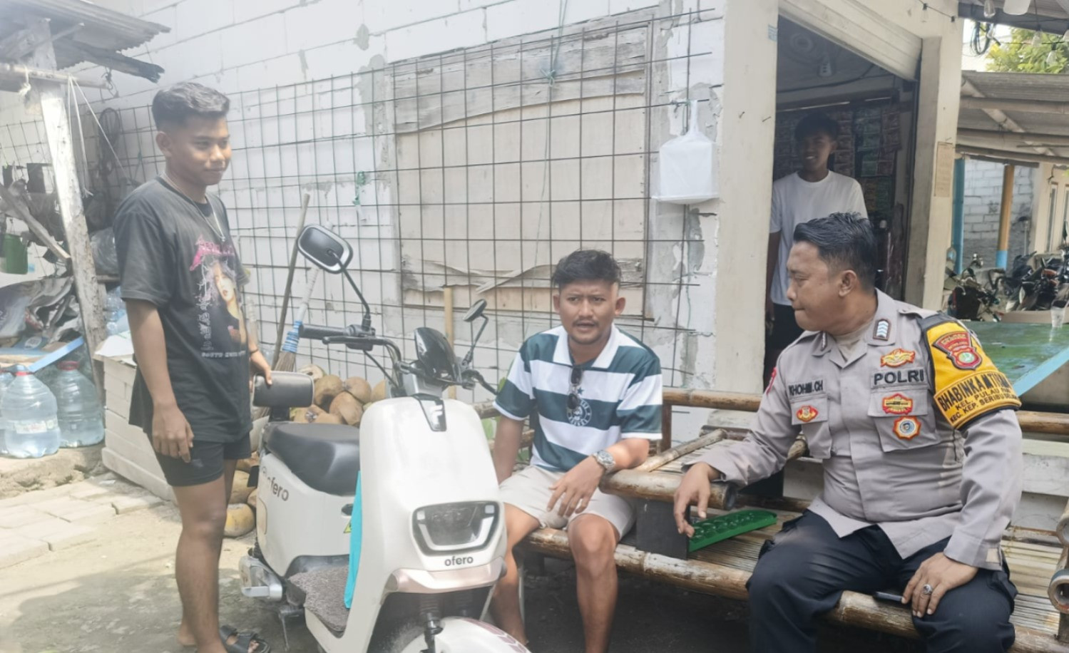 Bhabinkamtibmas Pulau Pari Ajak Warga Bersinergi Jaga Keamanan dan Waspadai Judi Online