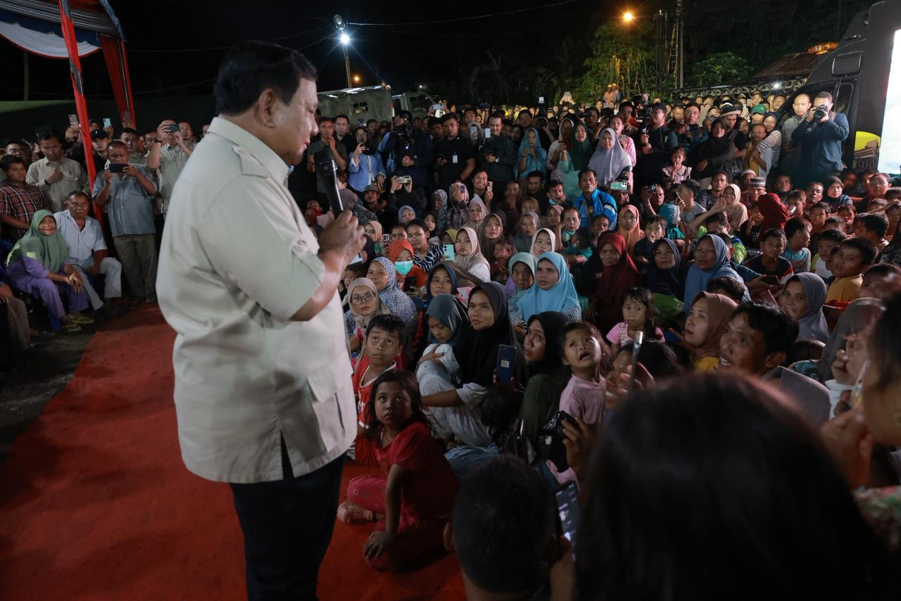 Suasana Malam Tahun Baru Remaja hingga Orang Tua Tapsel di Pengungsian Bareng Prabowo: Senang Sekali!
