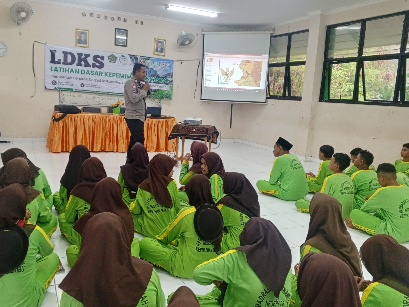 Bhabinkamtibmas Pulau Tidung Berikan Penyuluhan Bela Negara Kepada Siswa MTsN 26