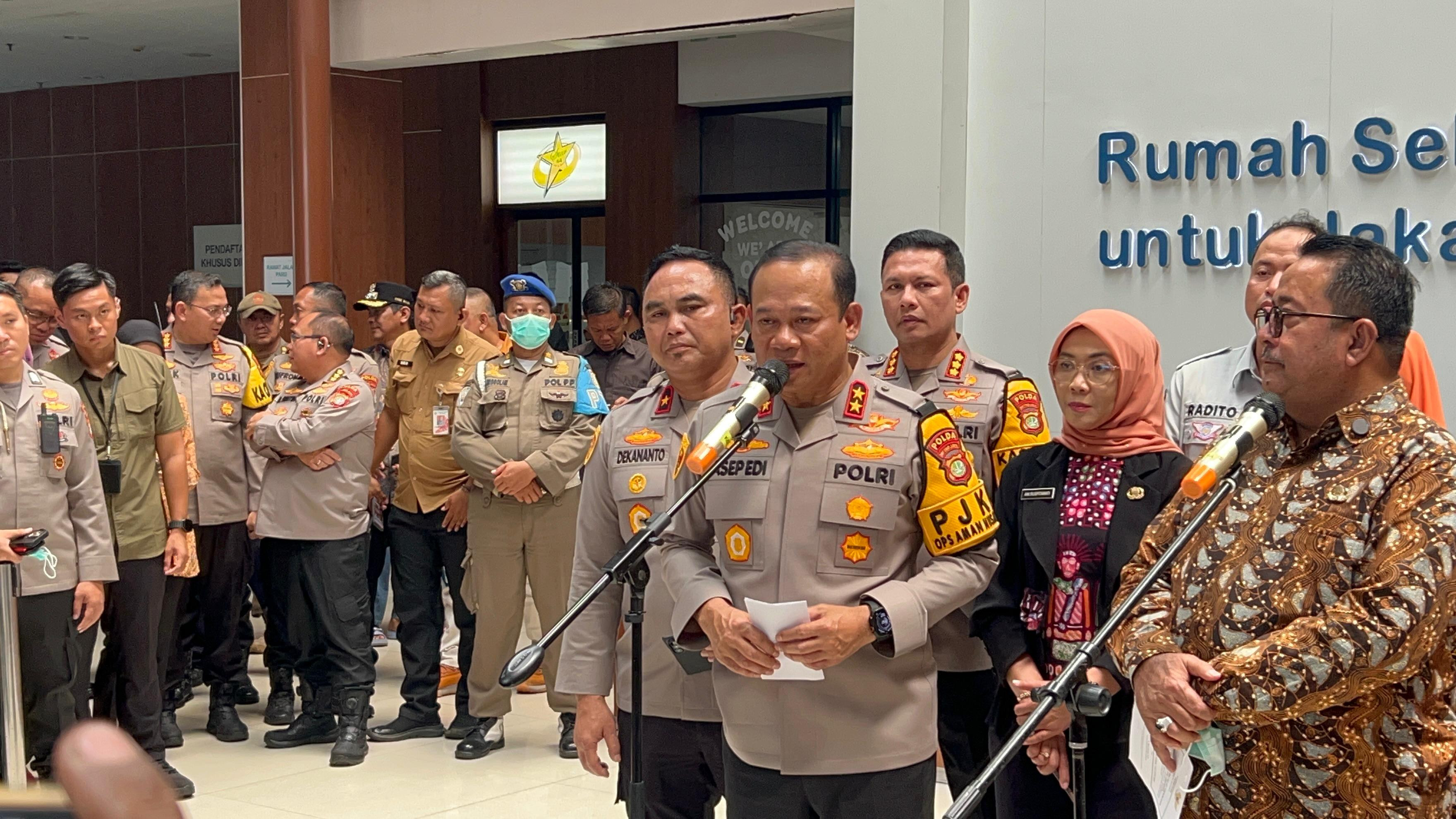 Kapolda Metro Jaya Tinjau Kondisi Korban Kecelakaan Mobil Pengangkut MBG di RS Koja