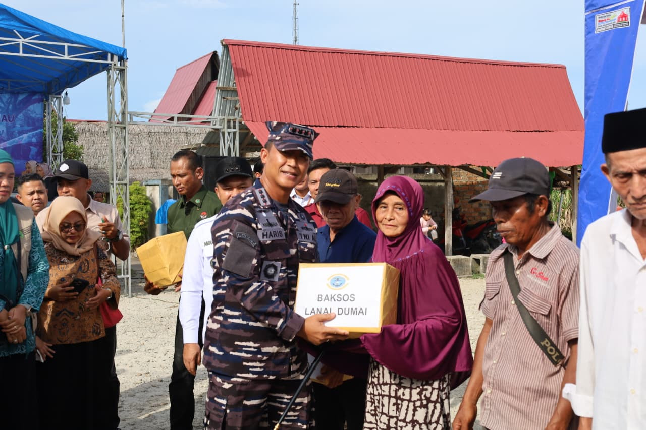 Pastikan Harga Bahan Pokok Tetap Stabil dan Terjangkau, Lanal Dumai Bersama Pemprov Riau Gelar Pasar Murah di Desa Muntai