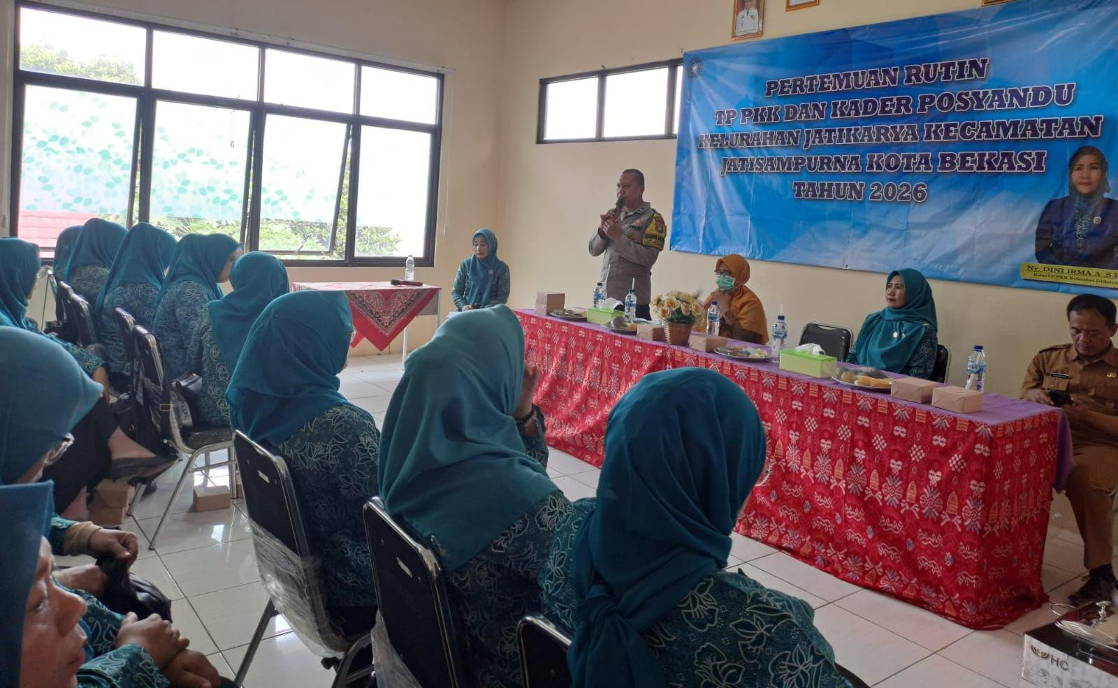Bhabinkamtibmas Jatikarya Jadi Narasumber PKK, Ingatkan Bahaya Pinjol Ilegal dan Tawuran Remaja
