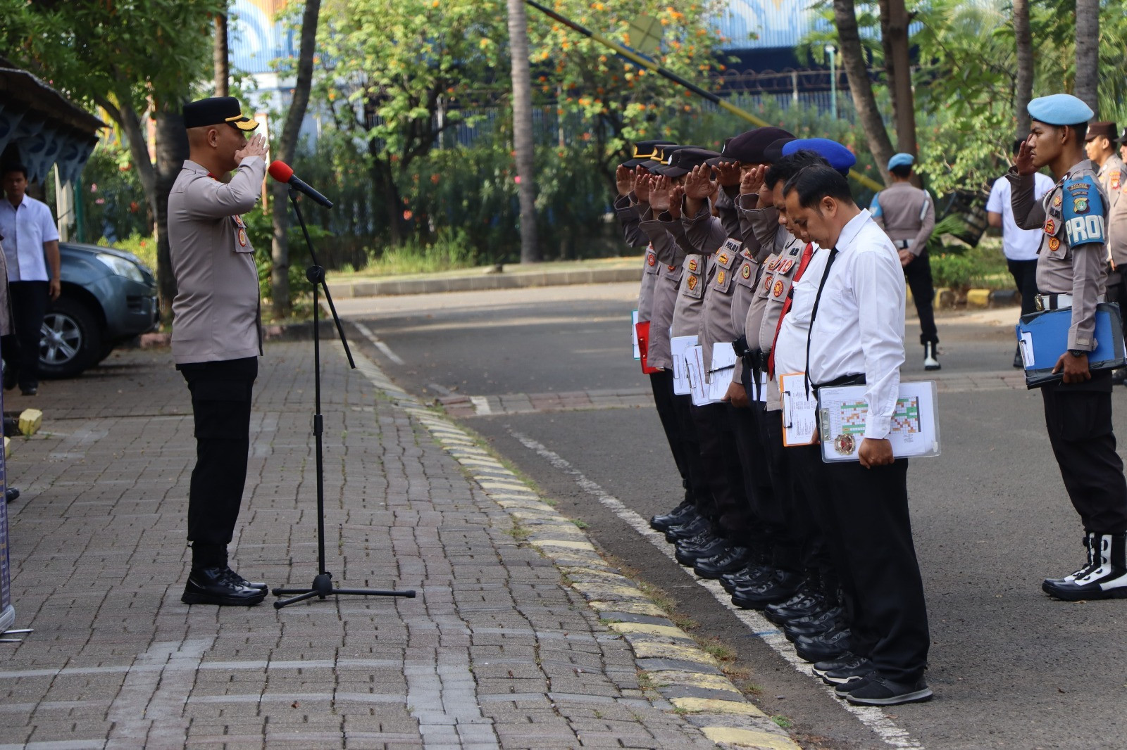 Wakapolres  Kepulauan Seribu Pimpin Apel Pagi, Tekankan Pelayanan Humanis dan Zero Pungli