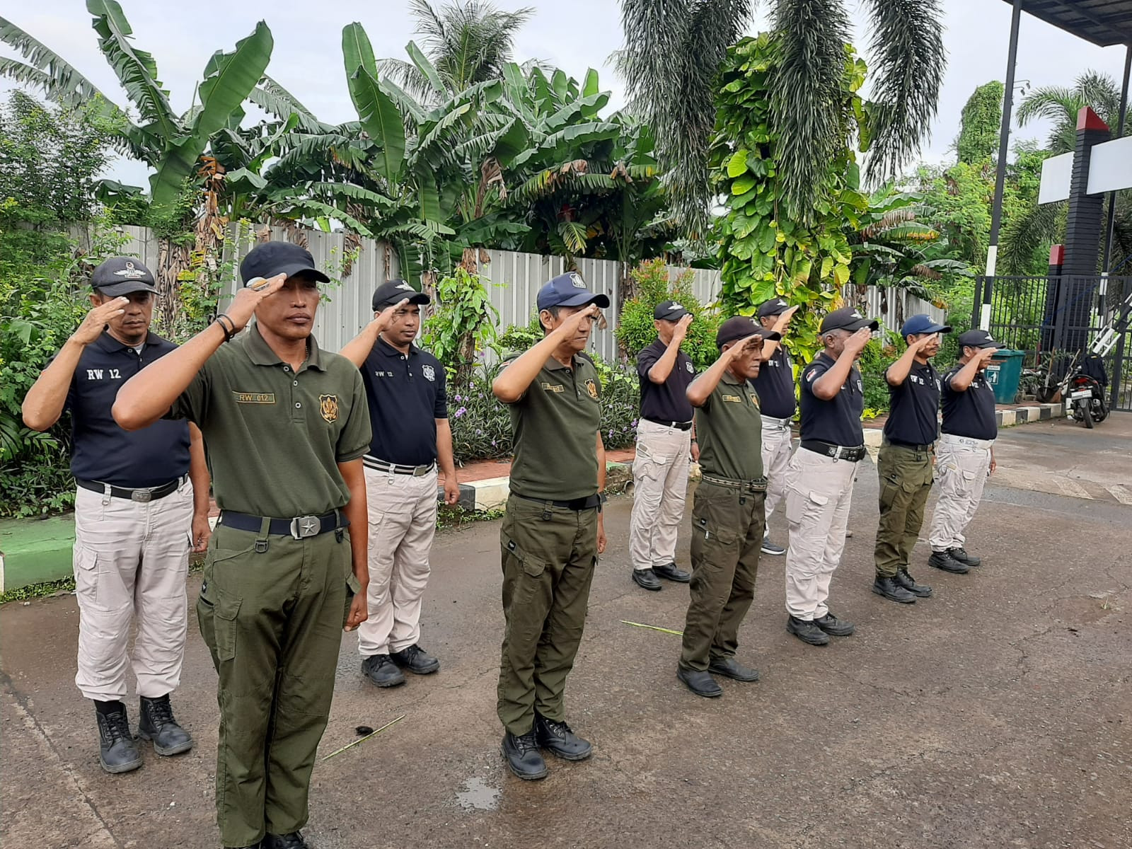 Bhabinkamtibmas Bintara Polsek Bekasi Barat Berikan Pelatihan dan Pembinaan Satpam Lingkungan RW.012