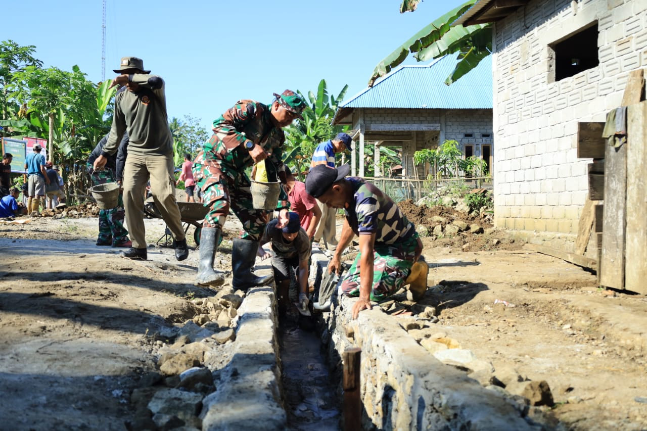 Gotong Royong Tanpa Lelah, Satgas TMMD Kodim 1505/Tidore Bangun Drainase Demi Desa Lebih Baik
