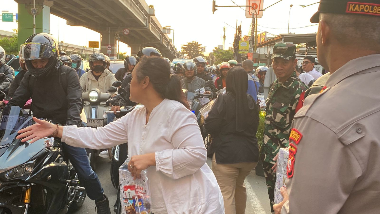 Polsek Bekasi Barat Bersama Tiga Pilar dan DPRD Berbagi Takjil, Pererat Kedekatan dengan Masyarakat