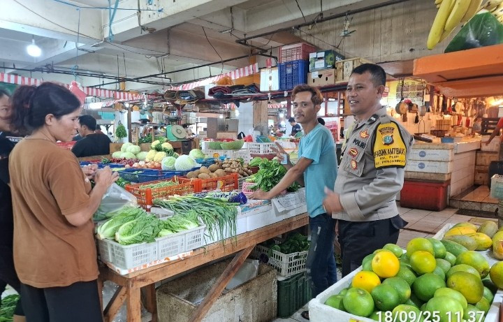 Polsek Metro Penjaringan Gelar Door to Door System Sambang Warga di Pasar Pluit, Tegaskan Komitmen Jaga Jakarta+ dan Jaga Kamtibmas