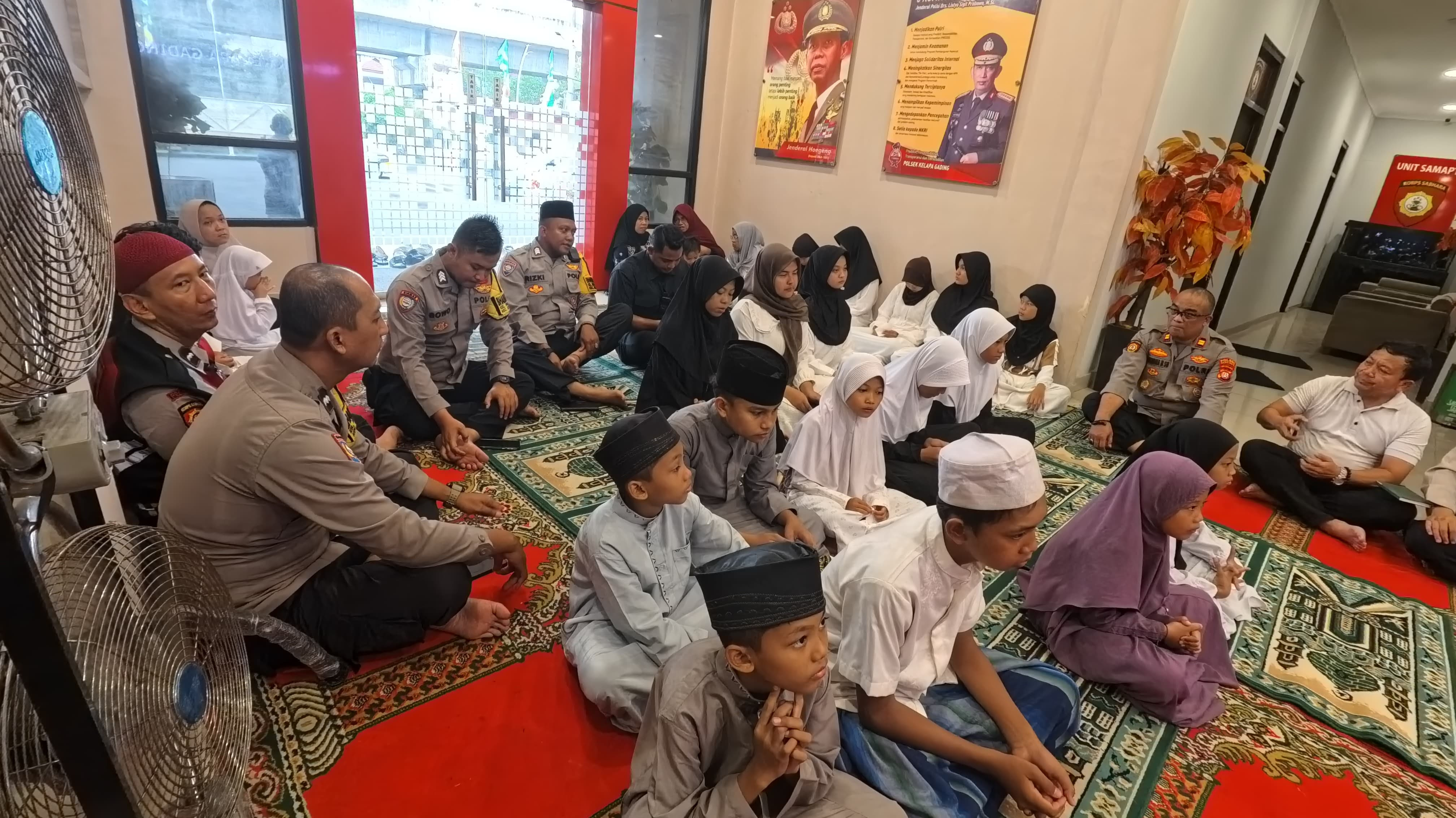 Polsek Kelapa Gading Berbagi Kebahagiaan Melalui Pengajian dan Santunan Anak Yatim