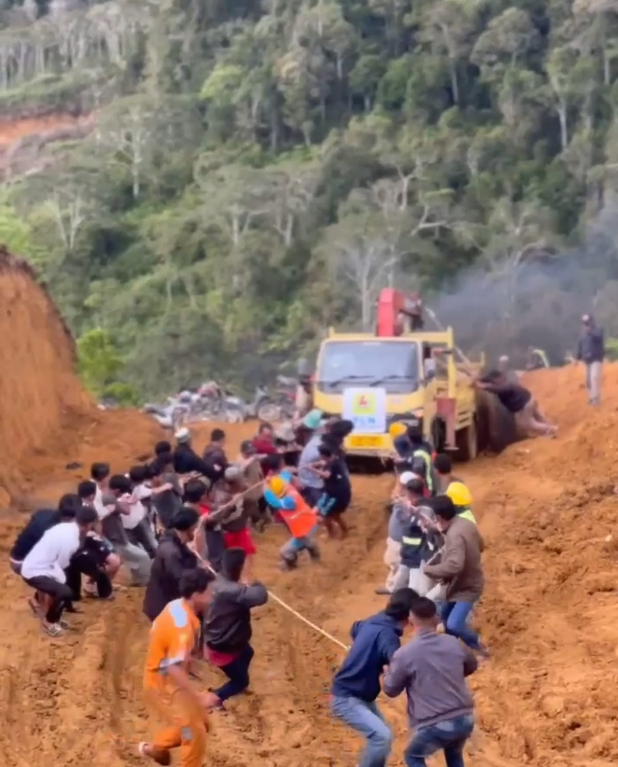 Momen Gotong Royong Petugas dan Warga Aceh Tengah Tarik Truk Pembawa Material Listrik