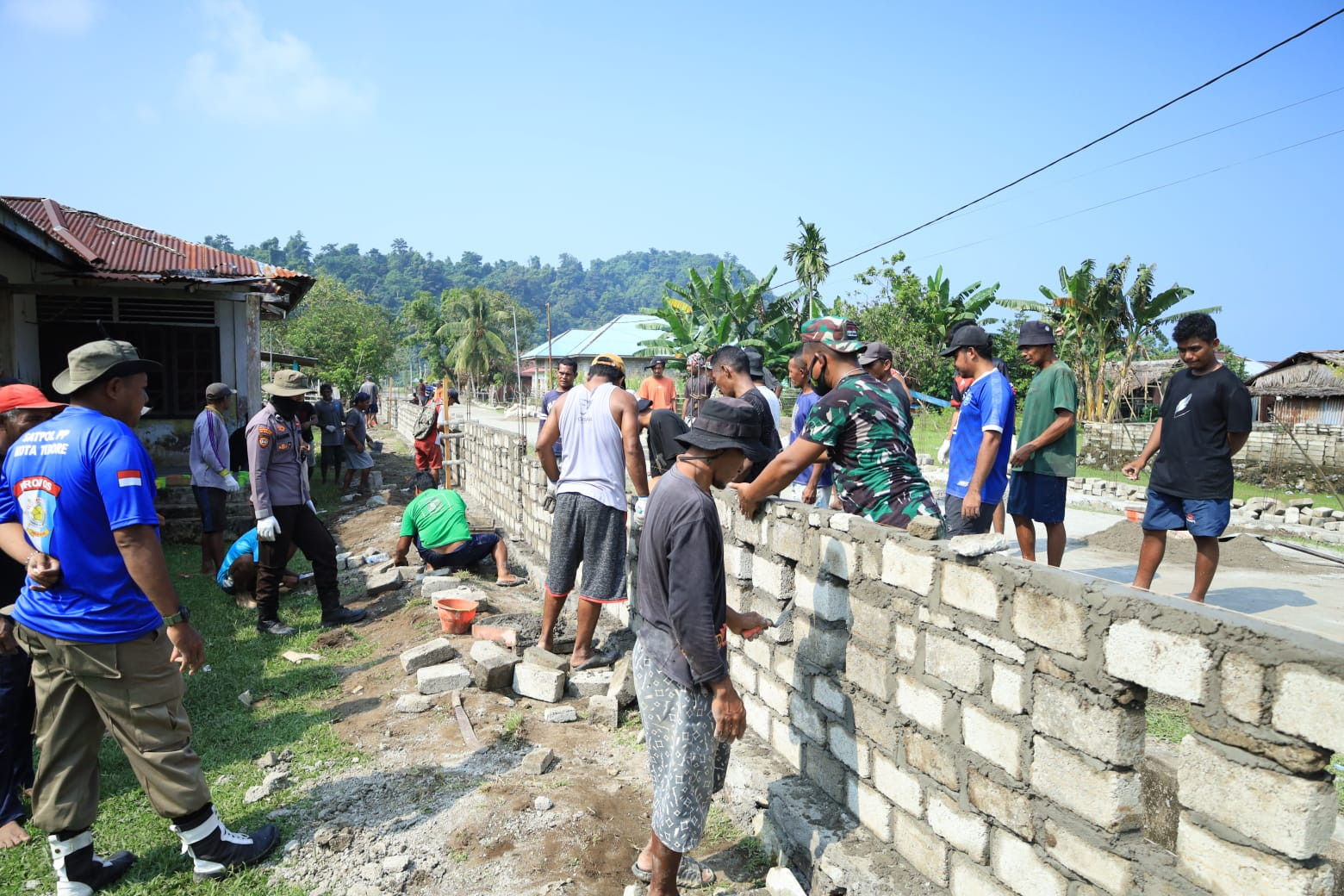 Satgas TMMD Kodim 1505/Tidore Bersama Warga Bangun Pagar Jalan, Bukti Nyata Kemanunggalan TNI-Rakyat