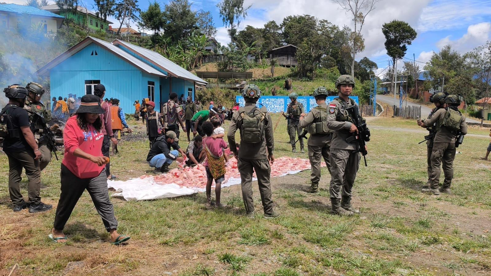 Satgas Ops Damai Cartenz Hadir di Tengah Tradisi Bakar Batu di Sugapa, Bangun Kebersamaan dengan Warga