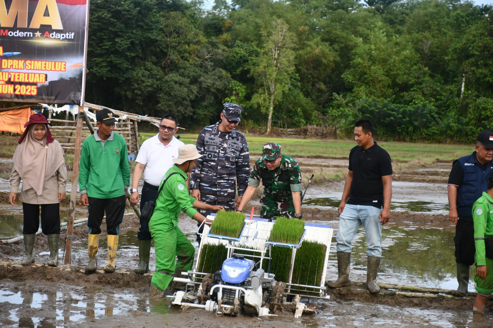 Sambut HUT Ke-80 TNI, Lanal Simeulue Bersama Kodim 0115/Simeulue Laksanakan Penanaman Padi di Pulau Terluar Provinsi Aceh