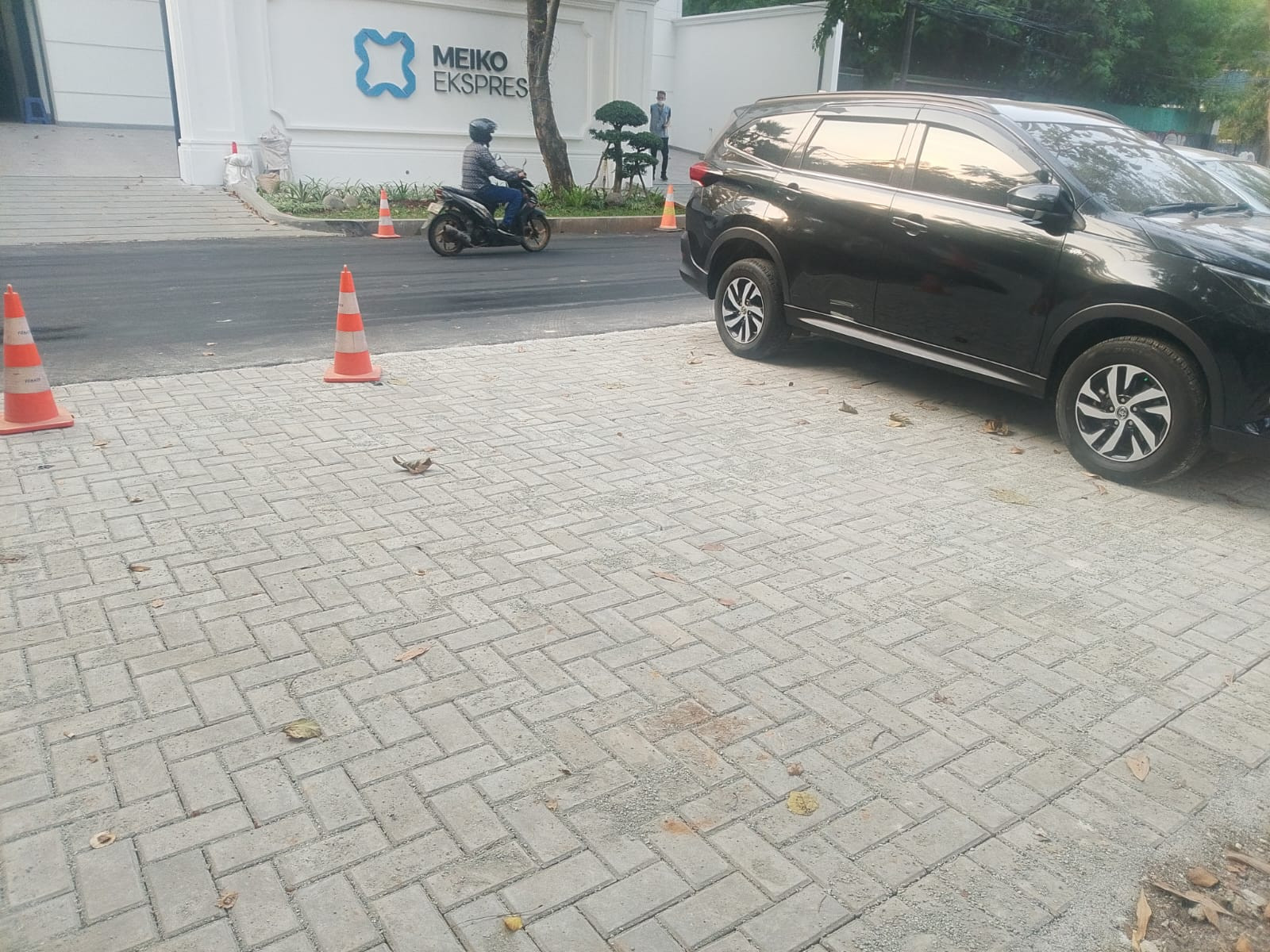 Pemanfaatan Fasum untuk Parkir Kendaraan PT Meiko Ekspres Jadi Sorotan Warga
