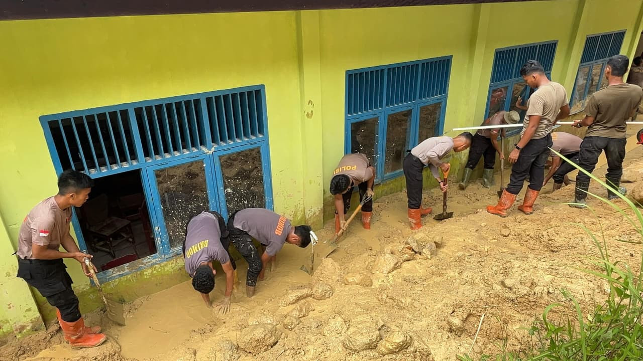 Brimob Polda Sumut Bersihkan Lumpur di SMP Negeri 2 Pandan Nauli Pascabencana