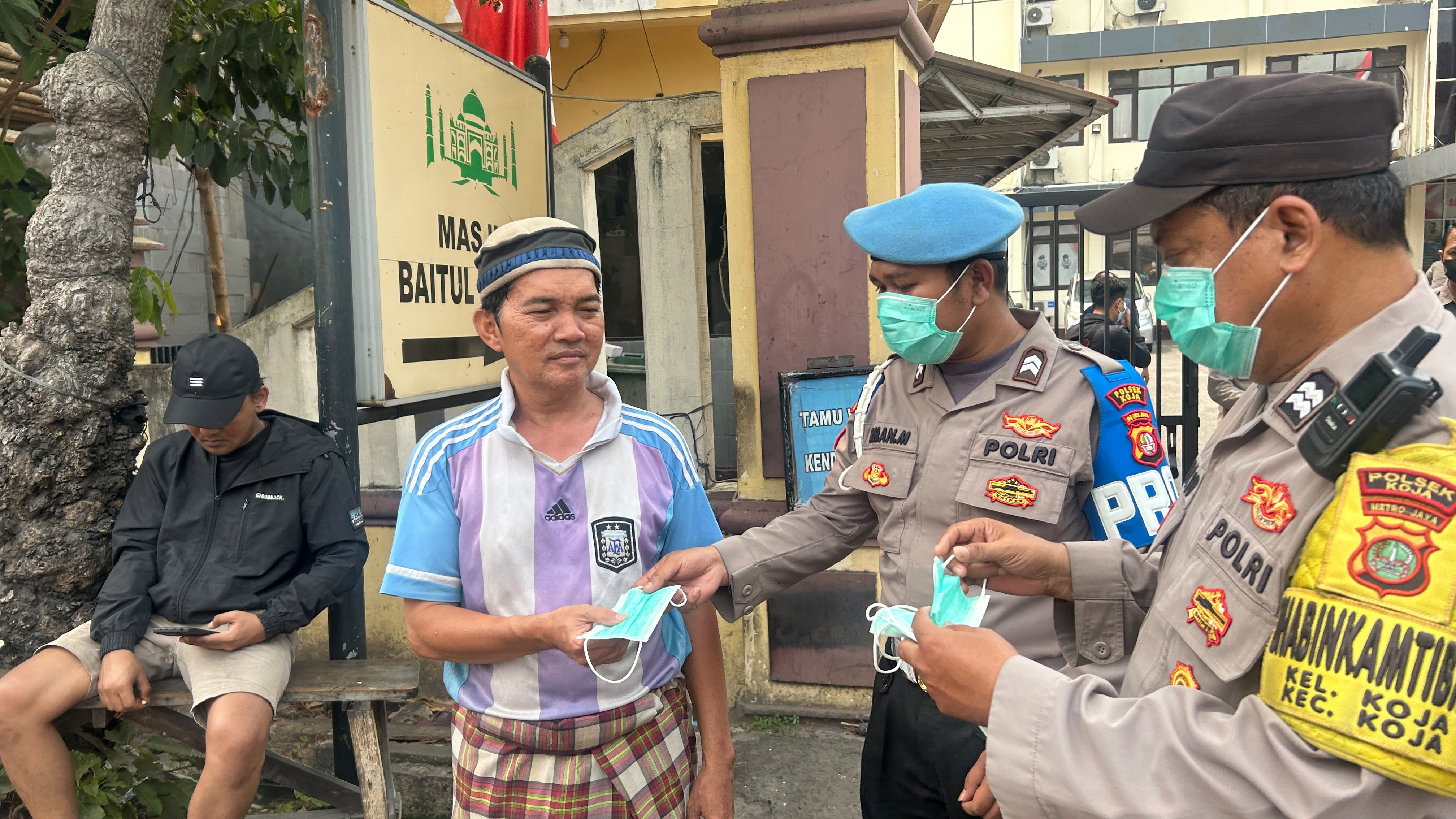 Polsek Koja Bagikan 150 Masker, Warga Diimbau Waspadai Paparan Abu Vulkanik