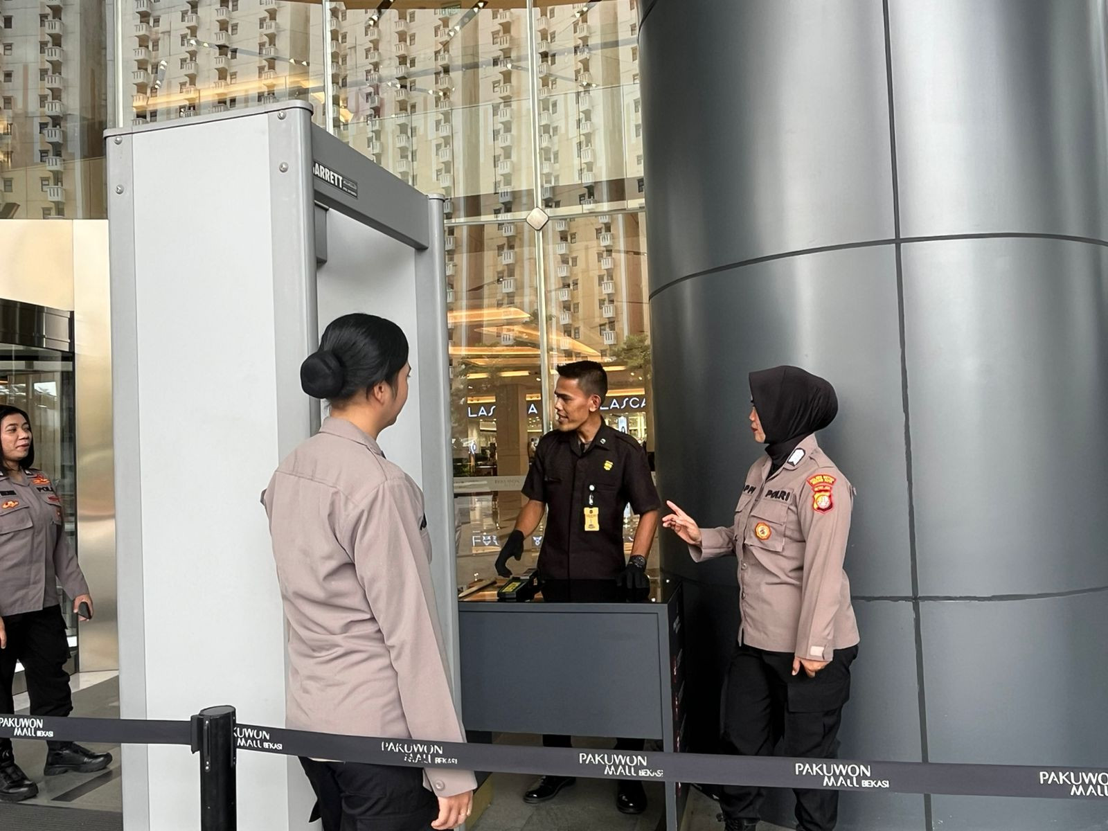 Polwan Polsek Bekasi Selatan Patroli Jalan Kaki di Mall Pakuwon City, Hadirkan Rasa Aman Bagi Pengunjung