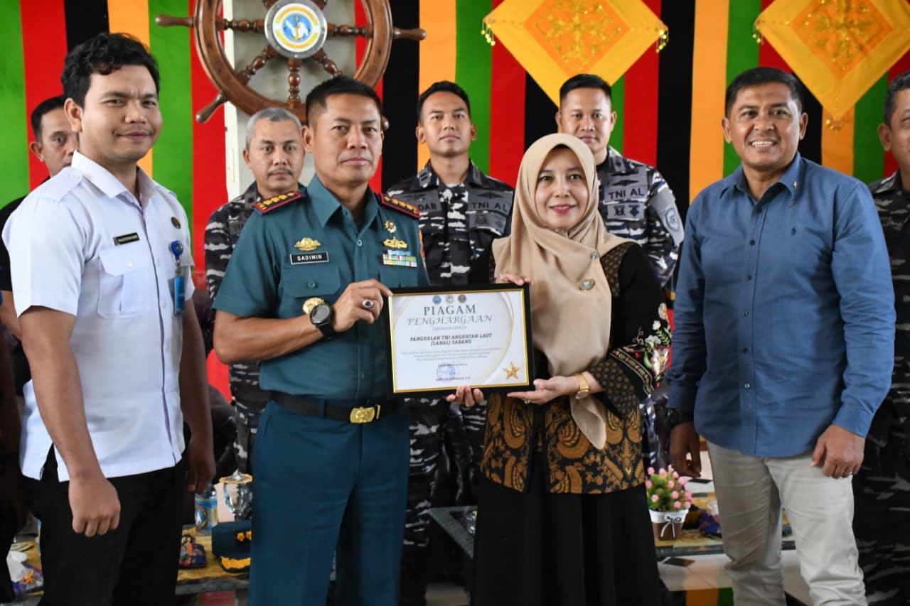 Danlanal Sabang Terima Piagam Penghargaan Dari BNNK Sabang
